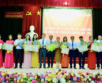 Bế giảng lớp F1688vip được xếp hạng cao nhất - hành chính hệ không tập trung khoá 145