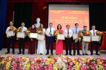 Bế giảng lớp F1688vip được xếp hạng cao nhất - Hành chính hệ không tập trung khoá 158