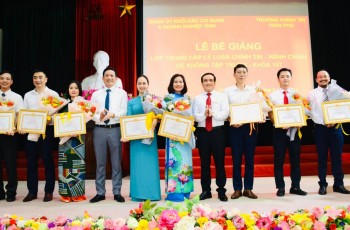 Bế giảng lớp F1688vip được xếp hạng cao nhất - Hành chính hệ không tập trung khoá 157