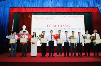Bế giảng Lớp F1689 link không bị chặn - Hành chính khoá 173
