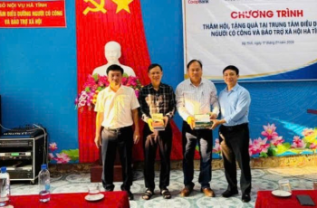 Lớp Trung cáp lý luận F168bet nền tảng giải trí khóa 204 thăm hỏi, tặng quà tại Trung tâm điều dưỡng người có công và bảo trợ xã hội