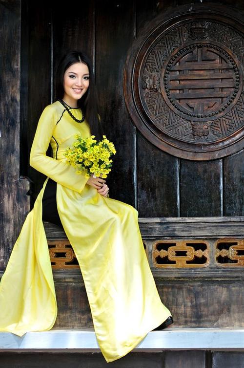 tranh ve su kien bac ho dat nhung buoc chan dau tien tro ve nuoc qua cot moc mang so hieu 108  tranh trinh phong (1)